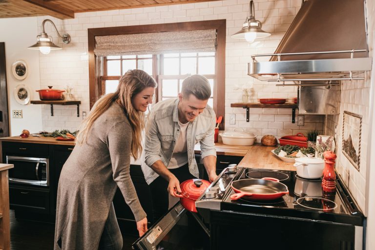 becca-tapert-UaBIcWSS4FY-unsplash CHICO Y CHICA COCINANDO